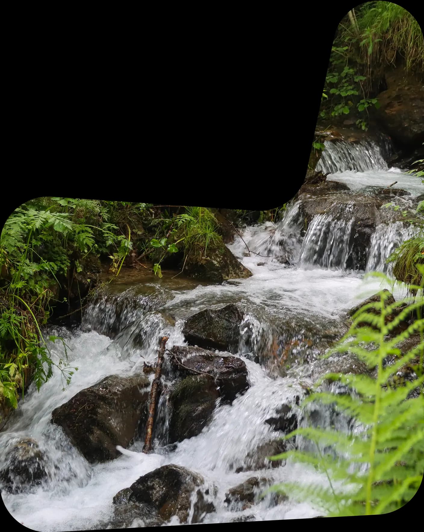 Vue panoramique de la cascade naturelle au Jardin de Marie, Pyrénées