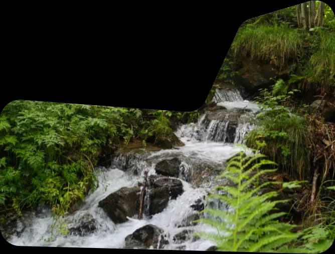 Vue panoramique de la cascade naturelle au Jardin de Marie, Pyrénées