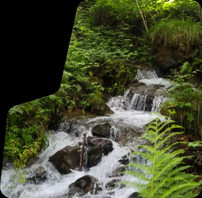 Vue panoramique de la cascade naturelle au Jardin de Marie, Pyrénées