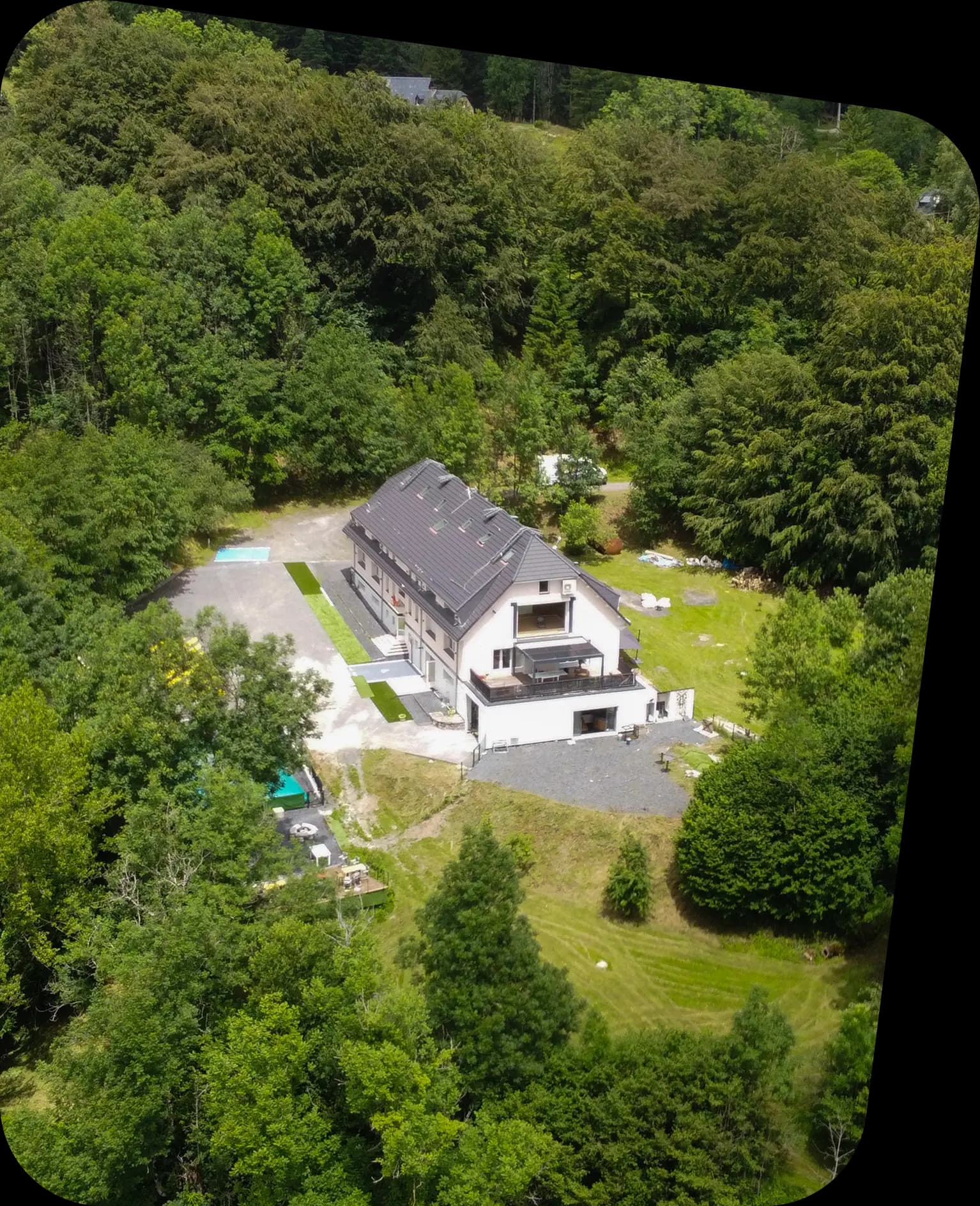 Vue extérieure du chalet traditionnel du Jardin de Marie au Col du Soulor